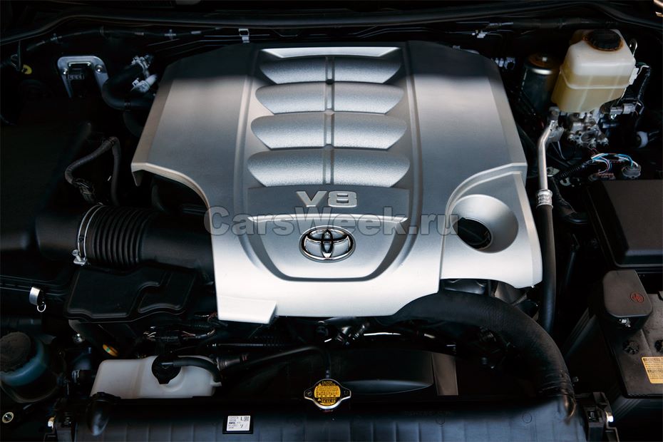 Официально на российский рынок поставлялся только один вариант: пятидверный Prado с V-образным 6-цилиндровым бензиновым двигателем мощностью 249 л.с. и рабочим объемом 4 л. Позже, в асортимент вошел двигатель V8.